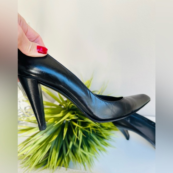 Stuart Weitzeman | Classic Leather Pumps - Picture 1 of 16